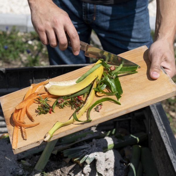 cerrar-mano-sujetando-tabla-madera (4)-min