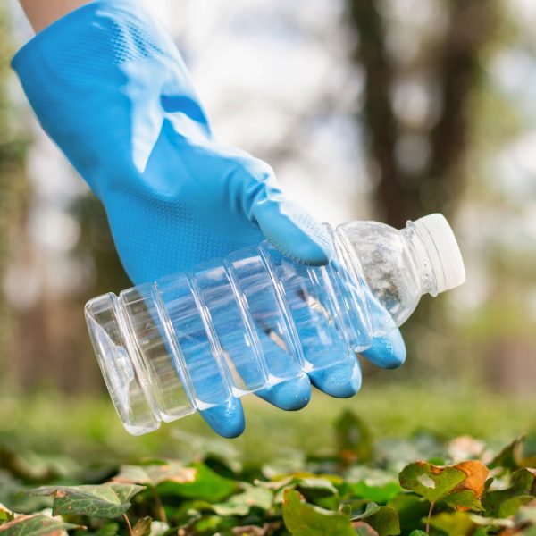 hombre-recoleccion-basura-plastica-parque-contaminado-min